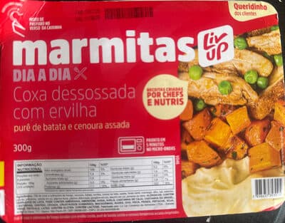 Sobrecoxa assada com ervilhas, purê de batata e cenoura assada